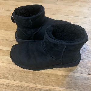 UGG Classic Mini II Genuine Shearling Lined Boot, BLACK SIZE 6 US